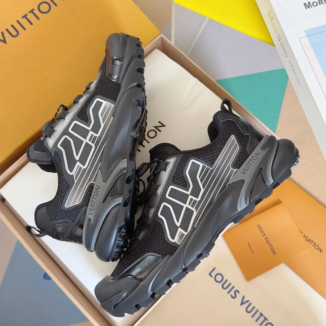 Factory p760 Top version: LV Louis Vuitton L Jialu brand Runner Tatic series thick-soled casual sports shoes running shoes Original purchase development and production This LV Runner Tatic sports shoe combines technical materials such as mesh fabric and ribbons to interpret the inspiration of traditional mountaineering shoes. LV letters are written on one side, the lariat buckle of the quick lacing system is embellished with Monogram flowers and Louis Vuitton logos, and the light and wear-resistant rubber outsole completes the whole package. The delivery counter is exquisitely packaged🛍📦 ▪️Fabrics: Original imported custom technical fabric + mesh ▪️Inner lining: Original customized breathable mesh ▪️Sole: Original open-molded anti-slip rubber combination material ▪️Sole thickness: 4CM ▪️Size: Men's 39-45